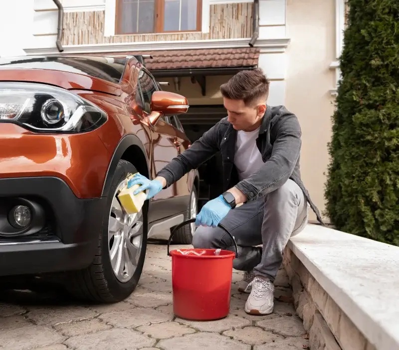 Lavage auto à domicile Ay-sur-Moselle : professionnel intervenant sur un véhicule